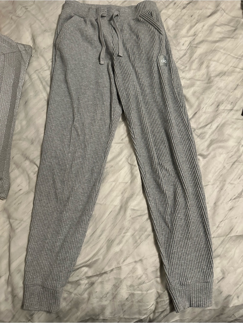 ALO Muse Light Gray Ribbed Drawstring Joggers